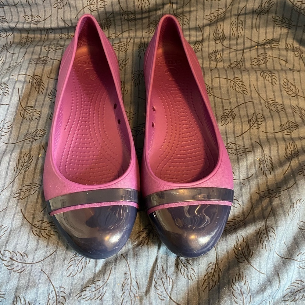 Crocs cap toe ballet flat in purple and navy blue size 7